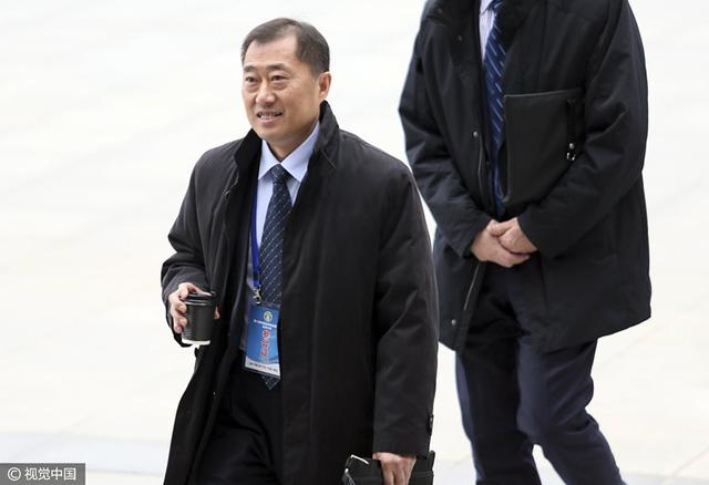 叶辰他是一万个招惹不起，不说叶辰的背景，光是叶辰的本事，就远不是他敢得罪的。